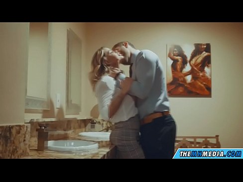 ❤️ Þegar busty ljóska tælir þig á almenningssalerni ❤️❌ Kynlíf á klám is.porno-negrov.ru ❌️